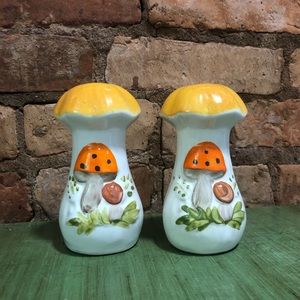 Mushroom salt and pepper shakers